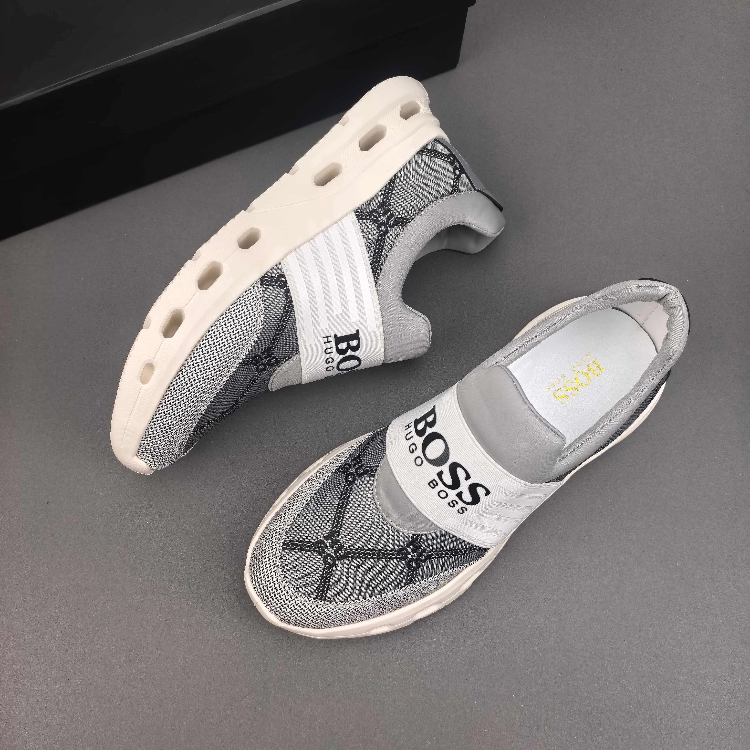 PP420❣️❣️❣️BOSS’s new 🆕low-top casual sneakers, made of breathable mesh, with brand signature details on the shoe collar to enhance style. Fashionable and versatile, it can complement any look. With a sophisticated design that is both dynamic and modern, this new must-have shoe adds a new dimension to Dior's legacy, displaying modern elegance. Men's shoes 38-44 45🉑️customized
